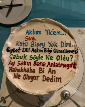 Bergüzar Korel Instagram - Tanıştığımızda halit şu anki yaşımdan 7 ben ise 18 yaş küçüktüm.
Fotoğraftakilerin yarısından fazlasının ortalaması ise sanırım 30 yıl.
Sizce ben kaç yaşındayım?
Teşekkürler.
#latethirties 
#fortysomething