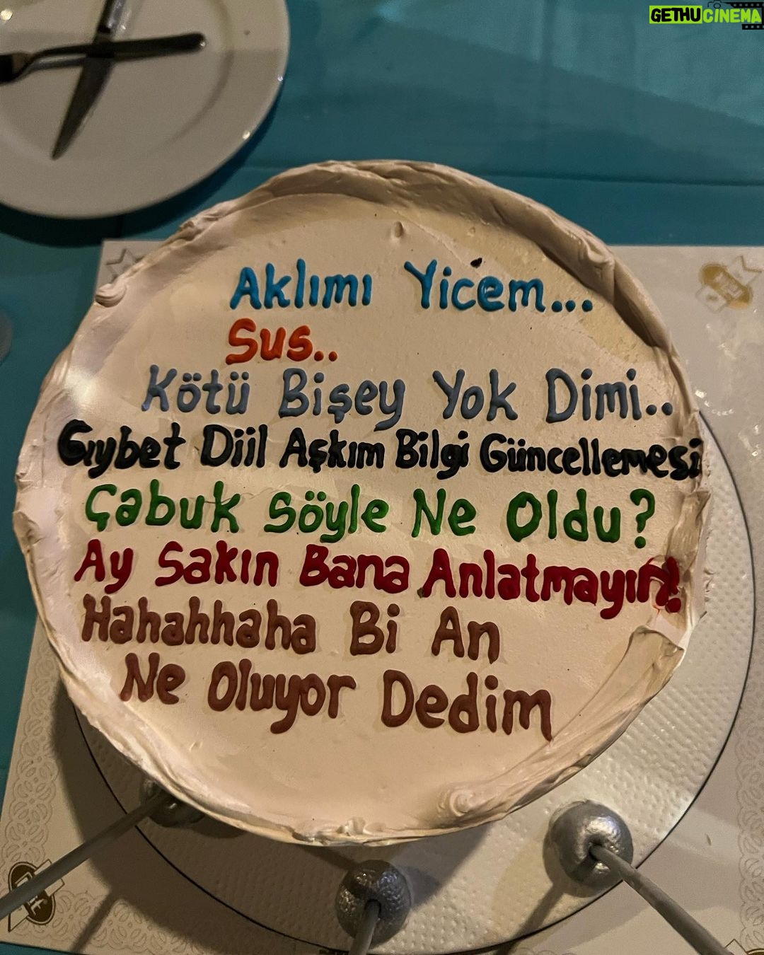 Bergüzar Korel - 328.5K Likes - Tanıştığımızda halit şu anki yaşımdan 7 ben ise 18 yaş küçüktüm.
Fotoğraftakilerin yarısından fazlasının ortalaması ise sanırım 30 yıl.
Sizce ben kaç yaşındayım?
Teşekkürler.
#latethirties
#fortysomething
