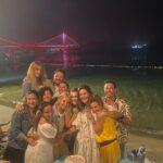 Bergüzar Korel Instagram - Tanıştığımızda halit şu anki yaşımdan 7 ben ise 18 yaş küçüktüm. Fotoğraftakilerin yarısından fazlasının ortalaması ise sanırım 30 yıl. Sizce ben kaç yaşındayım? Teşekkürler. #latethirties #fortysomething Maldives Islands
