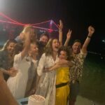 Bergüzar Korel Instagram - Tanıştığımızda halit şu anki yaşımdan 7 ben ise 18 yaş küçüktüm. Fotoğraftakilerin yarısından fazlasının ortalaması ise sanırım 30 yıl. Sizce ben kaç yaşındayım? Teşekkürler. #latethirties #fortysomething Maldives Islands