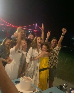 Bergüzar Korel Instagram - Tanıştığımızda halit şu anki yaşımdan 7 ben ise 18 yaş küçüktüm.
Fotoğraftakilerin yarısından fazlasının ortalaması ise sanırım 30 yıl.
Sizce ben kaç yaşındayım?
Teşekkürler.
#latethirties 
#fortysomething
