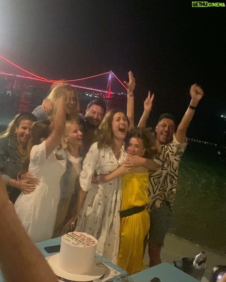 Bergüzar Korel - 328.5K Likes - Tanıştığımızda halit şu anki yaşımdan 7 ben ise 18 yaş küçüktüm.
Fotoğraftakilerin yarısından fazlasının ortalaması ise sanırım 30 yıl.
Sizce ben kaç yaşındayım?
Teşekkürler.
#latethirties
#fortysomething