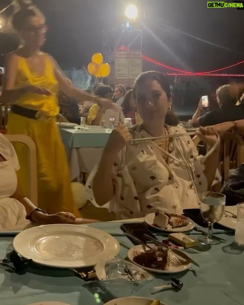 Bergüzar Korel - 328.5K Likes - Tanıştığımızda halit şu anki yaşımdan 7 ben ise 18 yaş küçüktüm.
Fotoğraftakilerin yarısından fazlasının ortalaması ise sanırım 30 yıl.
Sizce ben kaç yaşındayım?
Teşekkürler.
#latethirties
#fortysomething