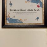 Bergüzar Korel Instagram - Benim ilkokulumda benim adıma bir müzik odam var artık.. Anlamını kelimelere sığdıramıyorum.. Koştuğum koridorlara açılan bir sınıfta sevenlerim tarafından yapılan bu müzik odasında çağdaş sanatçılar yetişecek belki de.. Bu mesleğe başladığım ilk günden beri yaptığımız işin dili,dini,ırkı olmadığını sadece duygularla ilgili olduğunu anlattım.. Duyguların dili yok.. Aynı insanlık gibi.. Tüm dünyada kocaman bir ailem var benim sadece sevginin ortak dil olduğu.. Nereye gidersem gideyim kapılarını çaldığımda sohbet edip benimle sofrasını paylaşacak aile bireylerim var mesela O yüzden çok şanslıyım.. Hayran lafını hiçbir zaman sevmedim.. O yüzden onlar benim ailem. Sevdiklerim. Her birine huzurunuzda minnetimi ifade etmekten çok mutluyum. Her birinin varlığı bu dünyaya umut çünkü. Sizleri çok seviyorum. İyi ki varsınız. İyi ki benim ailemsiniz. 🌸🌸🌸🌸🌸🌸🌸 @berguzarkorelergenc @berguzarkoreluniversalfanclub @berguzarkorel_latinfan @berguzarkorelfansazerbeijan @teamberguzar @azcevfansarg @shadowofdi @berguzarhalit_usa_