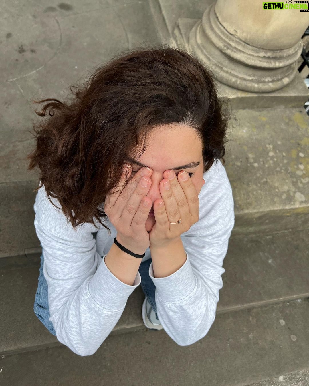 Bergüzar Korel Instagram - Edinburgh’da olduğumu kanıtlayacak tek bir kare fotoğrafımın olmaması çünkü #threekidsinedinburgh 🤗