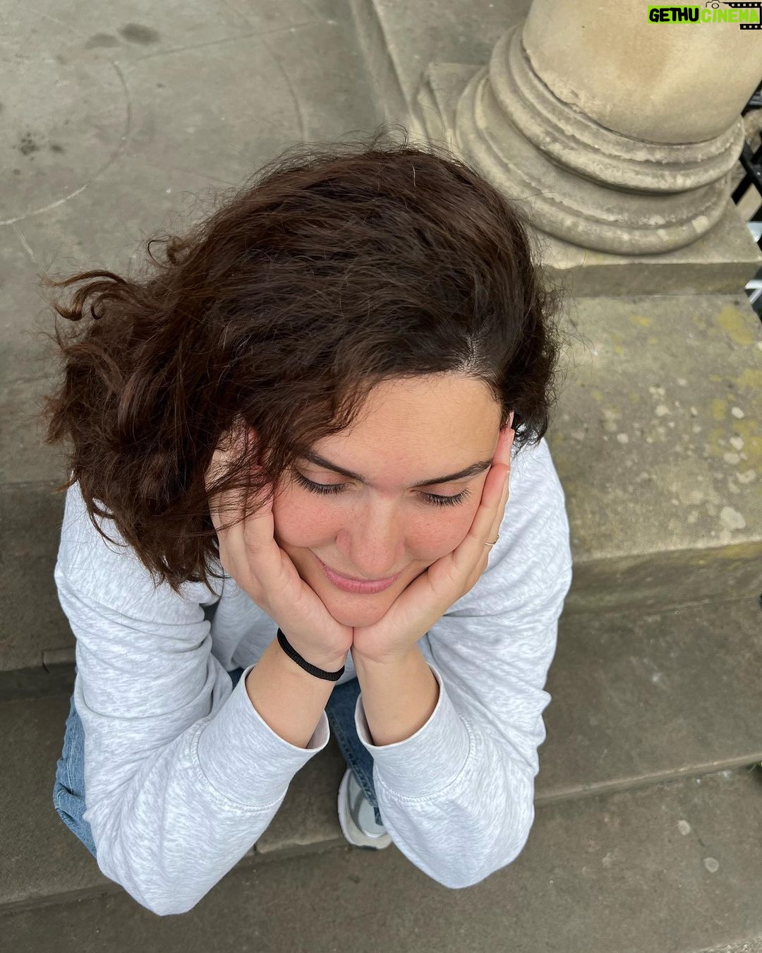 Bergüzar Korel Instagram - Edinburgh’da olduğumu kanıtlayacak tek bir kare fotoğrafımın olmaması çünkü #threekidsinedinburgh 🤗