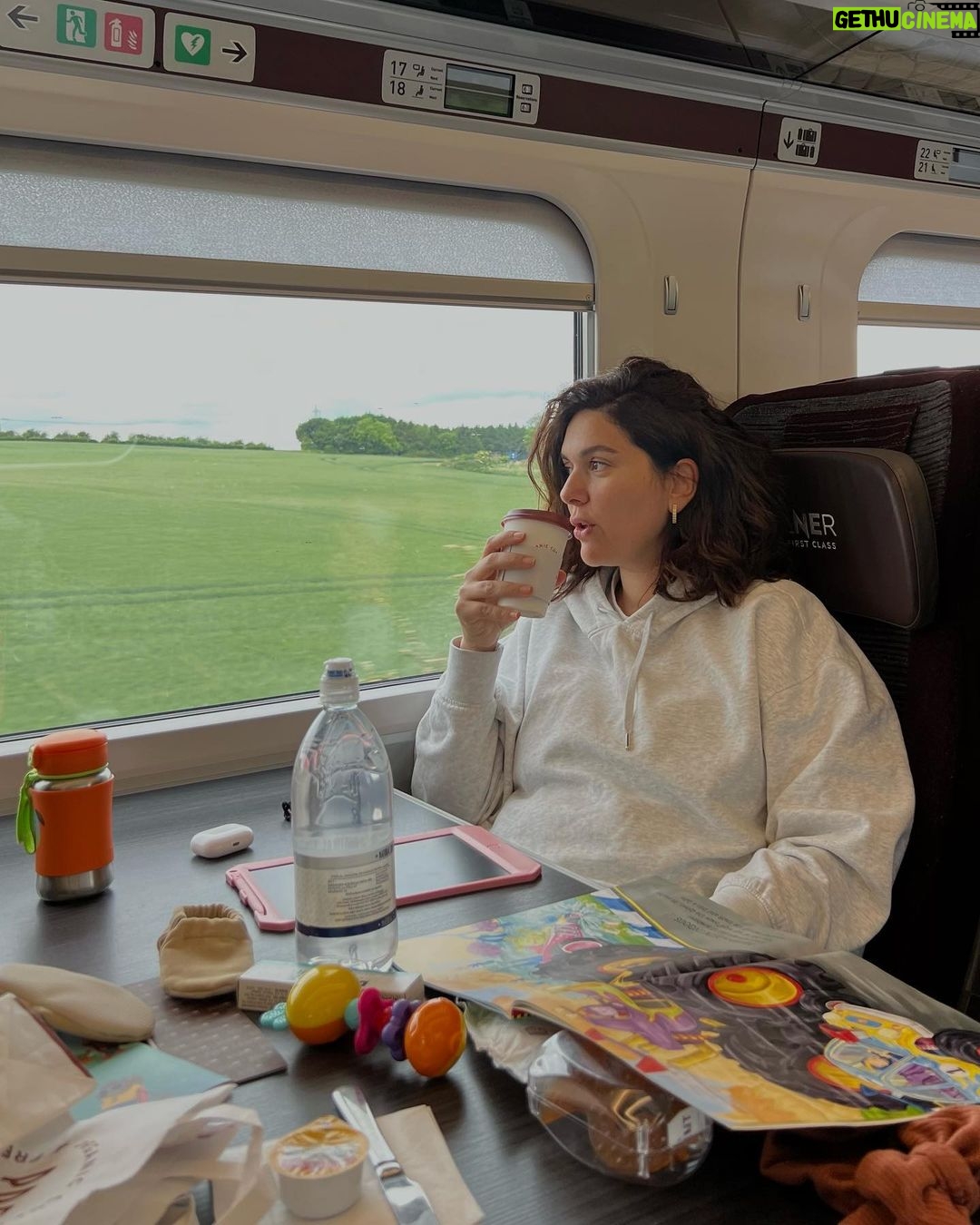 Bergüzar Korel - 116.2K Likes - Masa instagram dünyasından çok uzakta😂
#londonwiththreekids