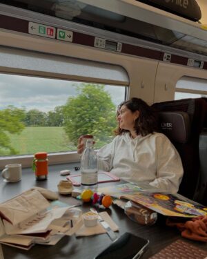Bergüzar Korel Instagram - Masa instagram dünyasından çok uzakta😂
#londonwiththreekids