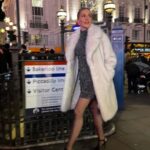 Bergüzar Korel Instagram – İki senelik Londra maceramda ilk kez girls night out olmuştur🎄
@iremberberoglu Piccadilly Circus’da hayal ettiği fotoğraflarımı çekmiştir.
Ayrıca çorap bir kültürdür.
Ben çorap kadınıyım.
Sen giyersin giymezsin beni ilgilendirmez.
Ben çorap severim.
Bu başka bir şeydir.
Mesela bu kraliyet ailesinde bir kuraldır.