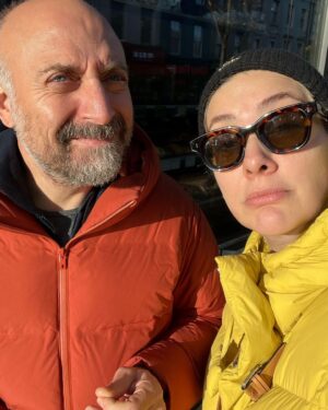 Bergüzar Korel Instagram - 24 saatliğine VIZ AIR ile Londra’ya gelen bir birey.
Havadan başka bi vız air geçiyo mu diye bakıyo,geçene atlayıp gidecek bi kaç saat sonra öyle bi hayat,espiri reisler lütfen vız gelir tırıs gider espirisi için kendinizi tutunuz,teşekkürler.