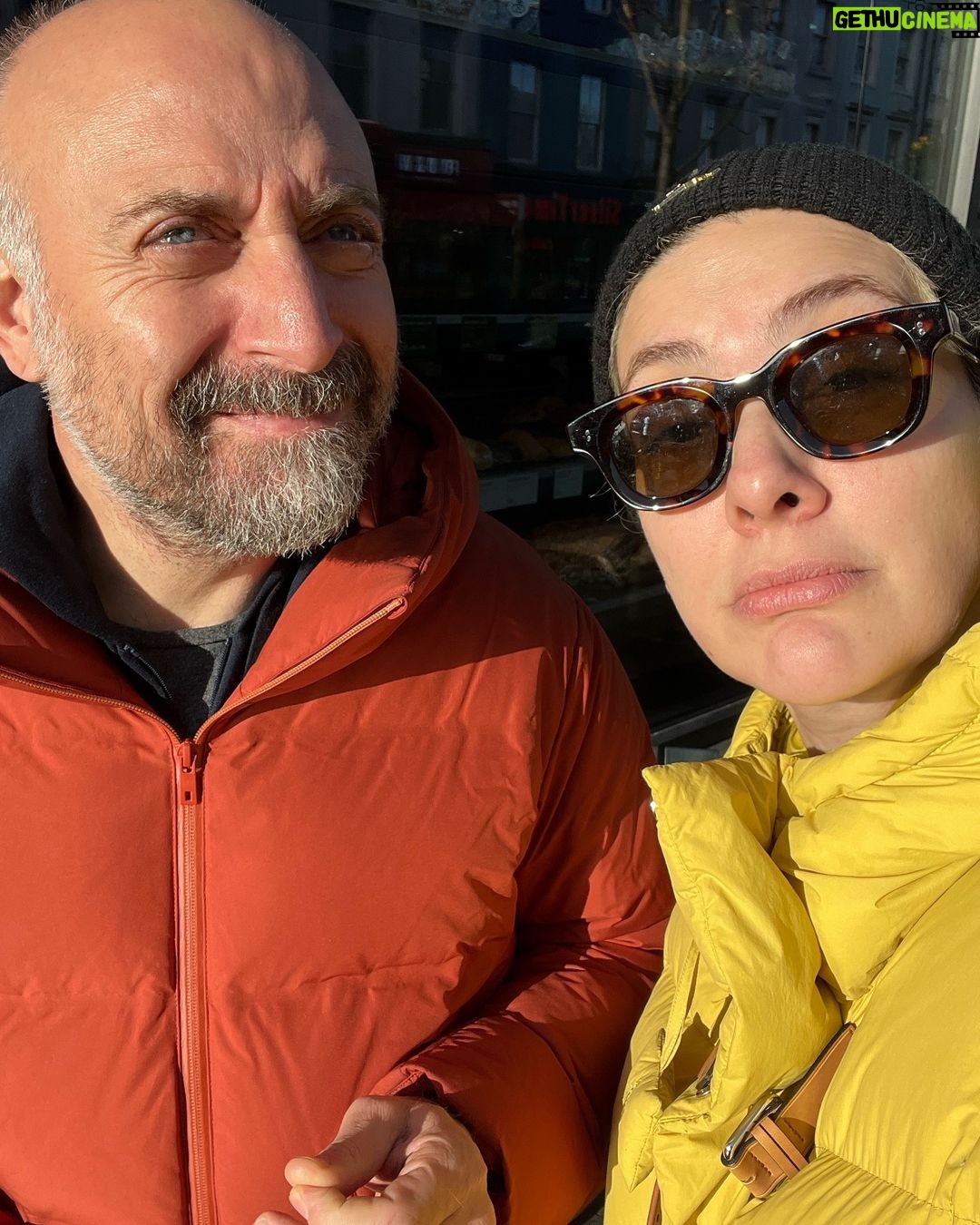 Bergüzar Korel - 80.8K Likes - 24 saatliğine VIZ AIR ile Londra’ya gelen bir birey.
Havadan başka bi vız air geçiyo mu diye bakıyo,geçene atlayıp gidecek bi kaç saat sonra öyle bi hayat,espiri reisler lütfen vız gelir tırıs gider espirisi için kendinizi tutunuz,teşekkürler.