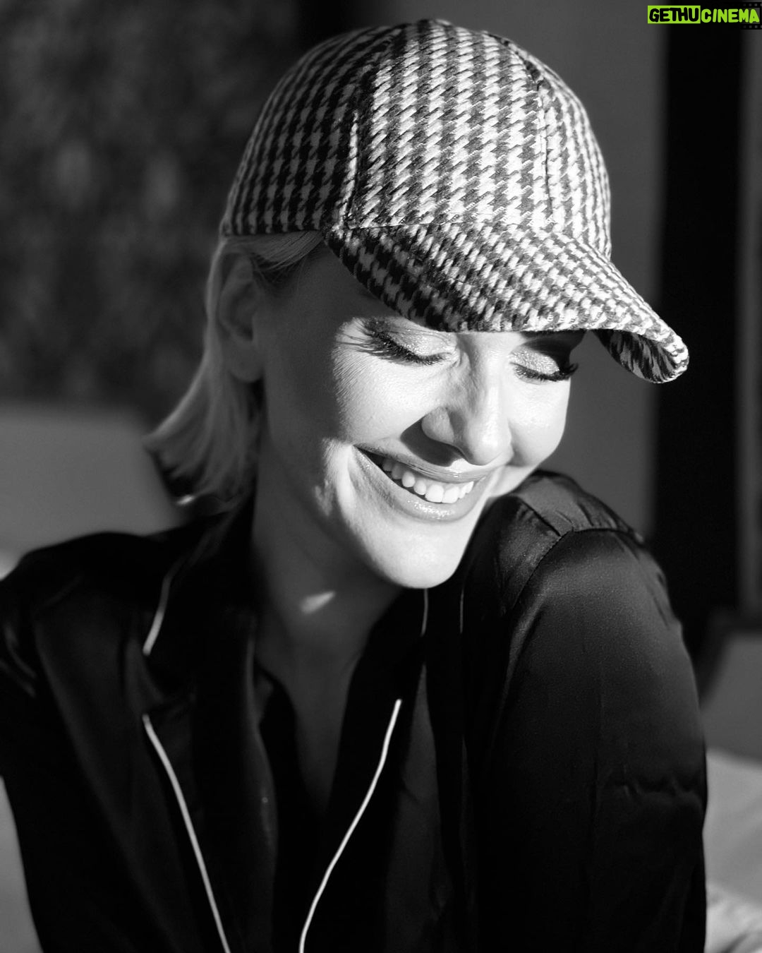 Bergüzar Korel Instagram - Two faces of my life.. Full of shine and crowds ,on the other side quite,cozy,but always happy🤍