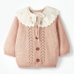 Bergüzar Korel Instagram – I grew up wearing handmade cardigans, so I wanted my kids to experience the warmth and safety of handmade clothing, just like me. The Petit Coral Handmade Collection is now available on petitcoral.com Let’s create warm and safe winter memories for our kids! ☺️🤍🪸