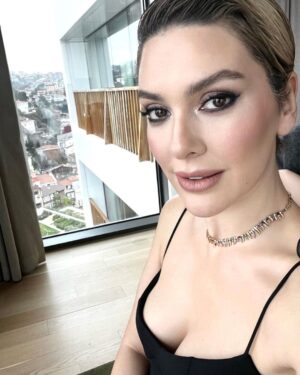 Bergüzar Korel Instagram - Hello backstage🤍🖤
@cigdemyartasi 😘