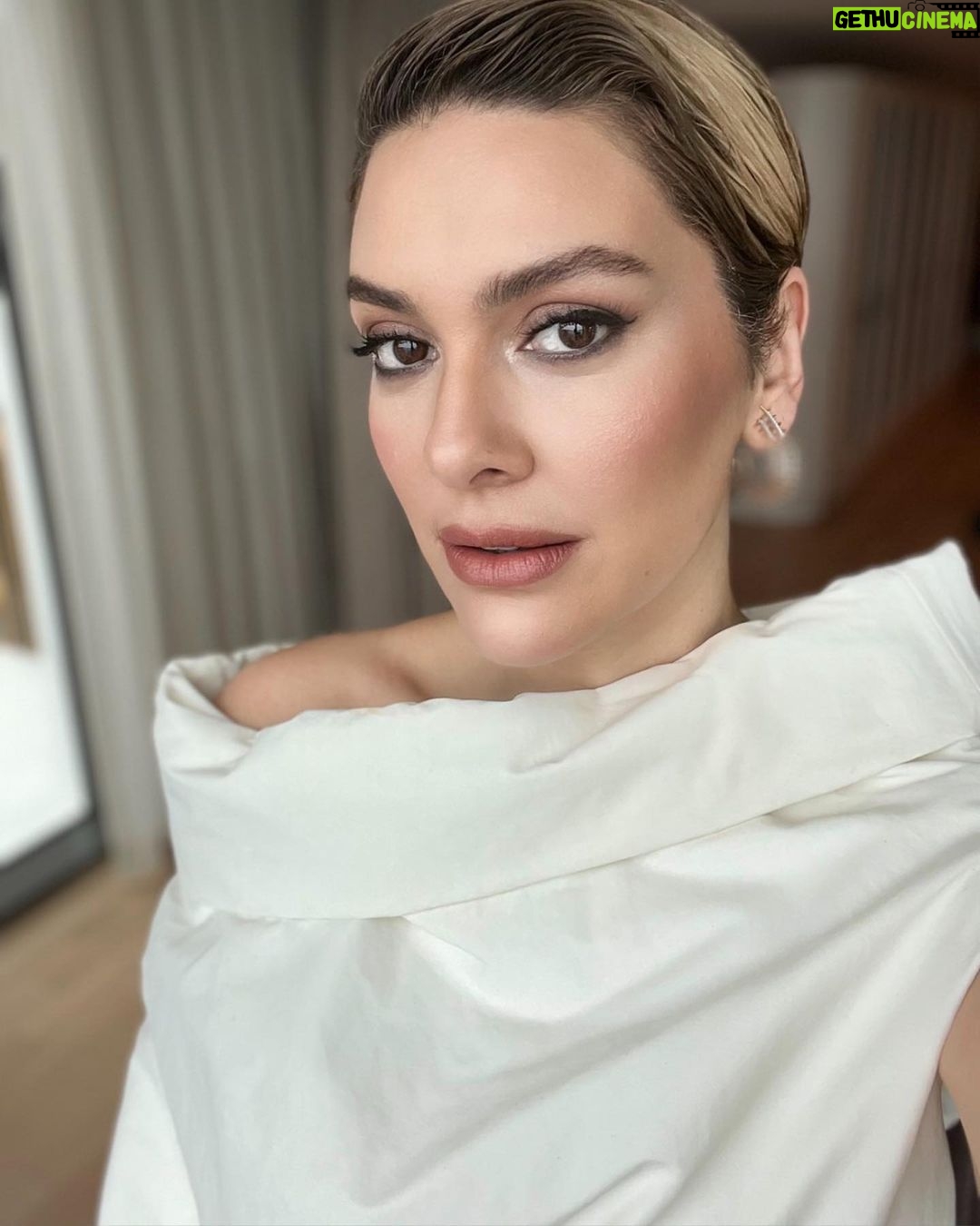 Bergüzar Korel - 75.6K Likes - Hello backstage🤍🖤
@cigdemyartasi 😘