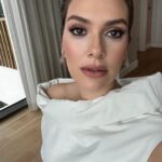 Bergüzar Korel Instagram - Hello backstage🤍🖤 @cigdemyartasi 😘
