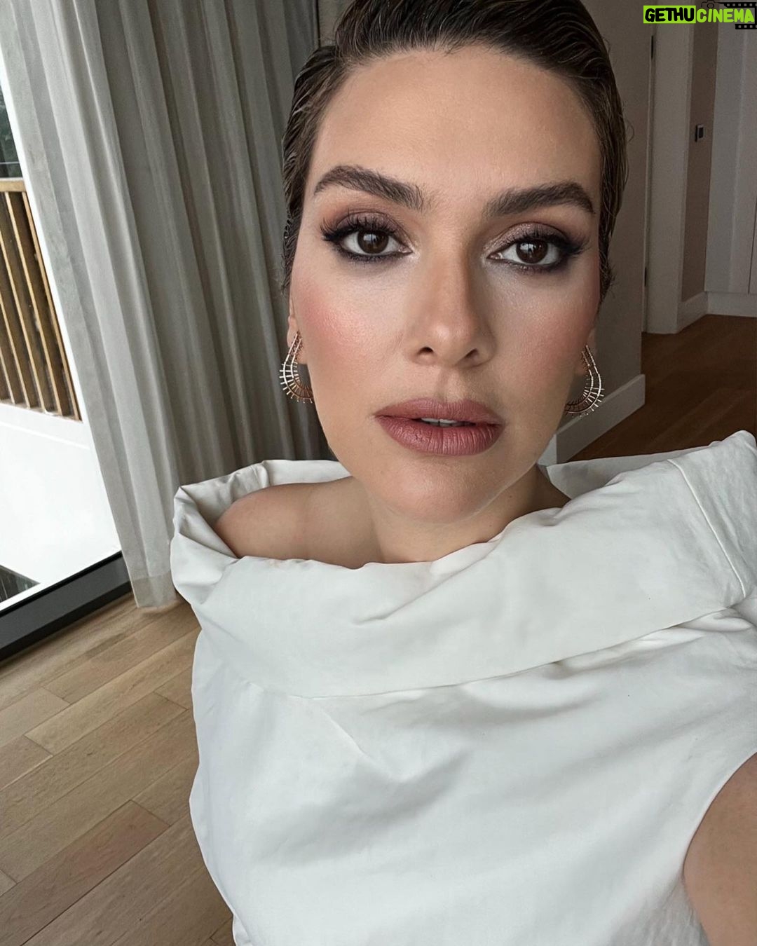 Bergüzar Korel - 75.6K Likes - Hello backstage🤍🖤
@cigdemyartasi 😘