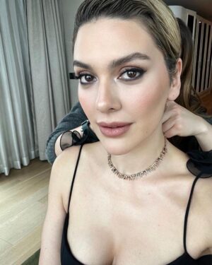 Bergüzar Korel Instagram - Hello backstage🤍🖤
@cigdemyartasi 😘