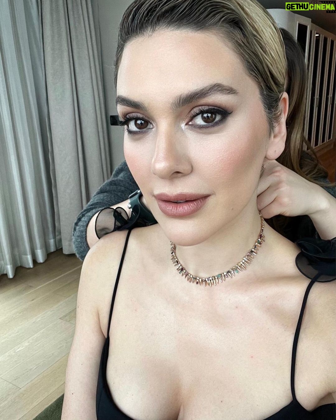 Bergüzar Korel - 75.6K Likes - Hello backstage🤍🖤
@cigdemyartasi 😘