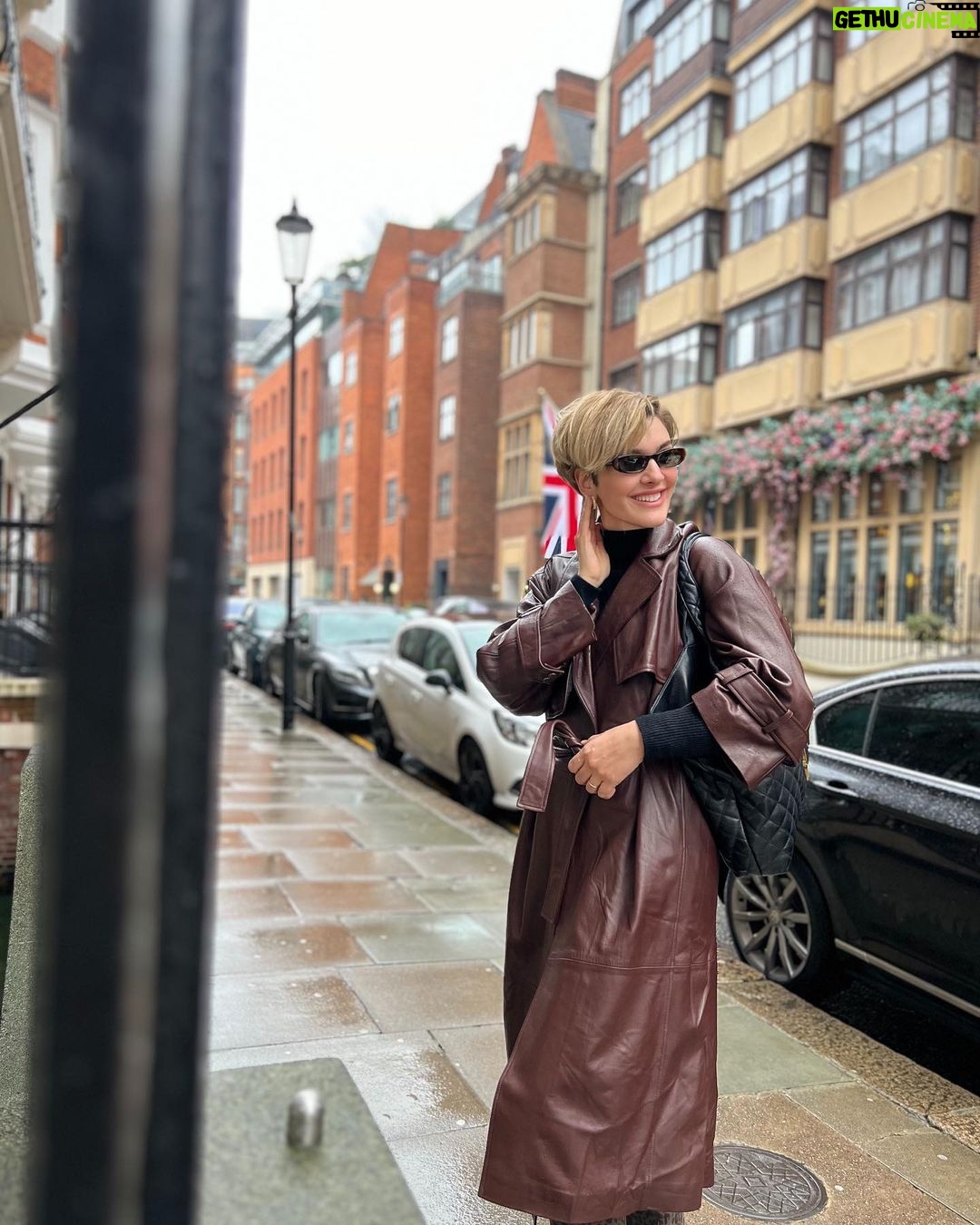 Bergüzar Korel Instagram - Londra’dan bir @rutkayozis geçti🤎🤍☺️