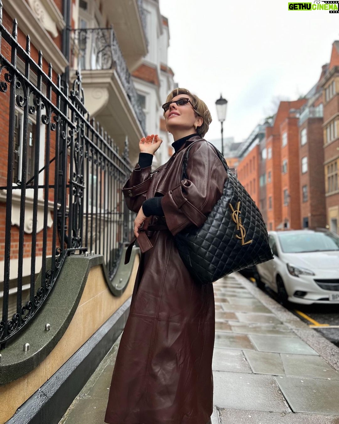 Bergüzar Korel Instagram - Londra’dan bir @rutkayozis geçti🤎🤍☺️