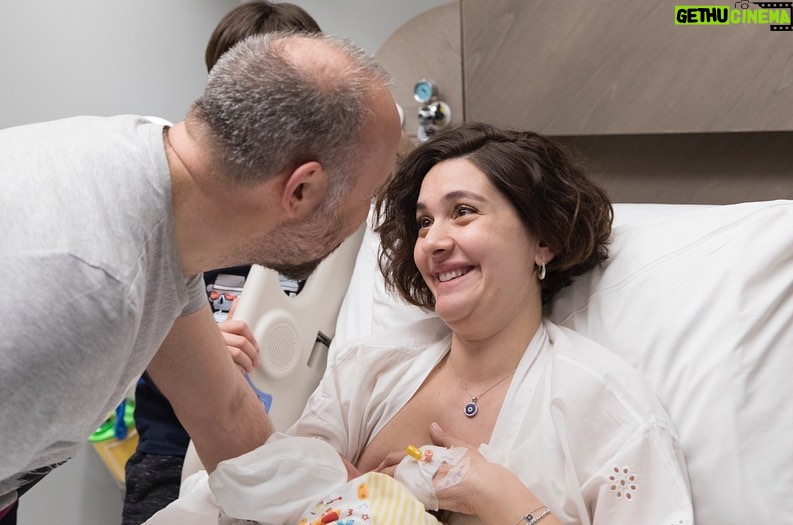 Bergüzar Korel - 225.2K Likes - 3 dakika içinde dünyaya gelip,geldiğin andan itibaren hepimizi hep güldürdün benim sarı kafam.
Öyle ki doğduğuna inanmadı o gün seni bekleyenler.
Doğumhaneye gözyaşlarıyla uğurlayanlar bir kahve içmek için asansöre gittiklerinde “Doğduuu” sesiyle geri dönerken hepsinin gözünden bu sefer gülmekten akıyordu yaşlar.
Neler yaşadık birlikte,ve sen tüm o zor zamanlara rağmen bir neşe küpü olarak kolaylıkla geldin dünyaya ve öyle de büyüyorsun benim birtanem.
Sevdiklerimizi gördüğümüz son gün Dünya Kadınlar Günü’nde neşenle,umudunla gelip tüm o yalnız ve kapalı günleri yaşanır kıldın annem.
Hayat boyu sağlıkla, enerjin,hiç bitmeyen sohbetin,her daim varolan o neşen,mutluluğun hep hep hep devam etsin can parçam.
Seni doğurduğum gün çekilen fotoğraflara baktığımda olan o komik halim,şaşkınlığım,heyecanım hala o günkü gibi,çünkü seninle olmak hep bu demek annecim.
Neşe ve sürprizlerle dolu binbir an..
Seni çok seviyoruz güzel bebeğim.
Allah sağlıklı,hep böyle neşeli,huzurlu bir ömür nasip etsin hep birlikte.
Sen 8 Mart’ta seni bekleyen tüm o kadınlara muhteşem bir hediyeydin canımın içi.
İyi ki doğmuşsun neşe balığım.