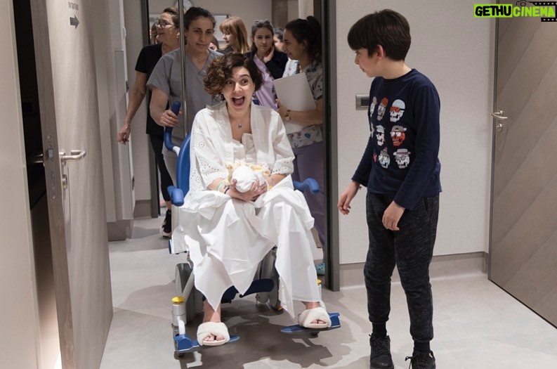 Bergüzar Korel - 225.2K Likes - 3 dakika içinde dünyaya gelip,geldiğin andan itibaren hepimizi hep güldürdün benim sarı kafam.
Öyle ki doğduğuna inanmadı o gün seni bekleyenler.
Doğumhaneye gözyaşlarıyla uğurlayanlar bir kahve içmek için asansöre gittiklerinde “Doğduuu” sesiyle geri dönerken hepsinin gözünden bu sefer gülmekten akıyordu yaşlar.
Neler yaşadık birlikte,ve sen tüm o zor zamanlara rağmen bir neşe küpü olarak kolaylıkla geldin dünyaya ve öyle de büyüyorsun benim birtanem.
Sevdiklerimizi gördüğümüz son gün Dünya Kadınlar Günü’nde neşenle,umudunla gelip tüm o yalnız ve kapalı günleri yaşanır kıldın annem.
Hayat boyu sağlıkla, enerjin,hiç bitmeyen sohbetin,her daim varolan o neşen,mutluluğun hep hep hep devam etsin can parçam.
Seni doğurduğum gün çekilen fotoğraflara baktığımda olan o komik halim,şaşkınlığım,heyecanım hala o günkü gibi,çünkü seninle olmak hep bu demek annecim.
Neşe ve sürprizlerle dolu binbir an..
Seni çok seviyoruz güzel bebeğim.
Allah sağlıklı,hep böyle neşeli,huzurlu bir ömür nasip etsin hep birlikte.
Sen 8 Mart’ta seni bekleyen tüm o kadınlara muhteşem bir hediyeydin canımın içi.
İyi ki doğmuşsun neşe balığım.