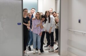 Bergüzar Korel Instagram - 3 dakika içinde dünyaya gelip,geldiğin andan itibaren hepimizi hep güldürdün benim sarı kafam.
Öyle ki doğduğuna inanmadı o gün seni bekleyenler.
Doğumhaneye gözyaşlarıyla uğurlayanlar bir kahve içmek için asansöre gittiklerinde “Doğduuu” sesiyle geri dönerken hepsinin gözünden bu sefer gülmekten akıyordu yaşlar.
Neler yaşadık birlikte,ve sen tüm o zor zamanlara rağmen bir neşe küpü olarak kolaylıkla geldin dünyaya ve öyle de büyüyorsun benim birtanem. 
Sevdiklerimizi gördüğümüz son gün Dünya Kadınlar Günü’nde neşenle,umudunla gelip tüm o yalnız ve kapalı günleri yaşanır kıldın annem.
Hayat boyu sağlıkla, enerjin,hiç bitmeyen sohbetin,her daim varolan o neşen,mutluluğun hep hep hep devam etsin can parçam.
Seni doğurduğum gün çekilen fotoğraflara baktığımda olan o komik halim,şaşkınlığım,heyecanım hala o günkü gibi,çünkü seninle olmak hep bu demek annecim.
Neşe ve sürprizlerle dolu binbir an..
Seni çok seviyoruz güzel bebeğim.
Allah sağlıklı,hep böyle neşeli,huzurlu bir ömür nasip etsin hep birlikte.
Sen 8 Mart’ta seni bekleyen tüm o kadınlara muhteşem bir hediyeydin canımın içi.
İyi ki doğmuşsun neşe balığım.