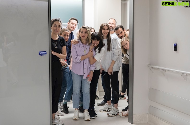 Bergüzar Korel - 225.2K Likes - 3 dakika içinde dünyaya gelip,geldiğin andan itibaren hepimizi hep güldürdün benim sarı kafam.
Öyle ki doğduğuna inanmadı o gün seni bekleyenler.
Doğumhaneye gözyaşlarıyla uğurlayanlar bir kahve içmek için asansöre gittiklerinde “Doğduuu” sesiyle geri dönerken hepsinin gözünden bu sefer gülmekten akıyordu yaşlar.
Neler yaşadık birlikte,ve sen tüm o zor zamanlara rağmen bir neşe küpü olarak kolaylıkla geldin dünyaya ve öyle de büyüyorsun benim birtanem.
Sevdiklerimizi gördüğümüz son gün Dünya Kadınlar Günü’nde neşenle,umudunla gelip tüm o yalnız ve kapalı günleri yaşanır kıldın annem.
Hayat boyu sağlıkla, enerjin,hiç bitmeyen sohbetin,her daim varolan o neşen,mutluluğun hep hep hep devam etsin can parçam.
Seni doğurduğum gün çekilen fotoğraflara baktığımda olan o komik halim,şaşkınlığım,heyecanım hala o günkü gibi,çünkü seninle olmak hep bu demek annecim.
Neşe ve sürprizlerle dolu binbir an..
Seni çok seviyoruz güzel bebeğim.
Allah sağlıklı,hep böyle neşeli,huzurlu bir ömür nasip etsin hep birlikte.
Sen 8 Mart’ta seni bekleyen tüm o kadınlara muhteşem bir hediyeydin canımın içi.
İyi ki doğmuşsun neşe balığım.