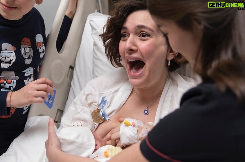 Bergüzar Korel - 225.2K Likes - 3 dakika içinde dünyaya gelip,geldiğin andan itibaren hepimizi hep güldürdün benim sarı kafam.
Öyle ki doğduğuna inanmadı o gün seni bekleyenler.
Doğumhaneye gözyaşlarıyla uğurlayanlar bir kahve içmek için asansöre gittiklerinde “Doğduuu” sesiyle geri dönerken hepsinin gözünden bu sefer gülmekten akıyordu yaşlar.
Neler yaşadık birlikte,ve sen tüm o zor zamanlara rağmen bir neşe küpü olarak kolaylıkla geldin dünyaya ve öyle de büyüyorsun benim birtanem.
Sevdiklerimizi gördüğümüz son gün Dünya Kadınlar Günü’nde neşenle,umudunla gelip tüm o yalnız ve kapalı günleri yaşanır kıldın annem.
Hayat boyu sağlıkla, enerjin,hiç bitmeyen sohbetin,her daim varolan o neşen,mutluluğun hep hep hep devam etsin can parçam.
Seni doğurduğum gün çekilen fotoğraflara baktığımda olan o komik halim,şaşkınlığım,heyecanım hala o günkü gibi,çünkü seninle olmak hep bu demek annecim.
Neşe ve sürprizlerle dolu binbir an..
Seni çok seviyoruz güzel bebeğim.
Allah sağlıklı,hep böyle neşeli,huzurlu bir ömür nasip etsin hep birlikte.
Sen 8 Mart’ta seni bekleyen tüm o kadınlara muhteşem bir hediyeydin canımın içi.
İyi ki doğmuşsun neşe balığım.