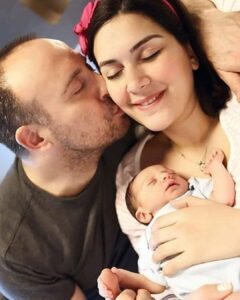 Bergüzar Korel Instagram - İyi ki doğdun oğlum. Kıymetlim, İlk göz ağrım. Bu dünyayı cennet yaptın bana. Seninle dönüştüm,büyüdüm.. Varlığın bir hediye ailemize. Kardeşlerin ve biz çok şanslıyız. Sana olan sevgimi anlatmaya bildiğim hiçbir kelime yetmiyor. Sağlıkla,mutlulukla hep elele hep birlikte oğlum. İyi ki doğmuşsun.