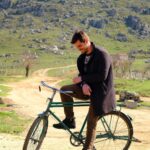 Berk Atan Instagram - Arkada Gönül Dağımız, altımızda emekteramız, aklımızda tatil… 😁
