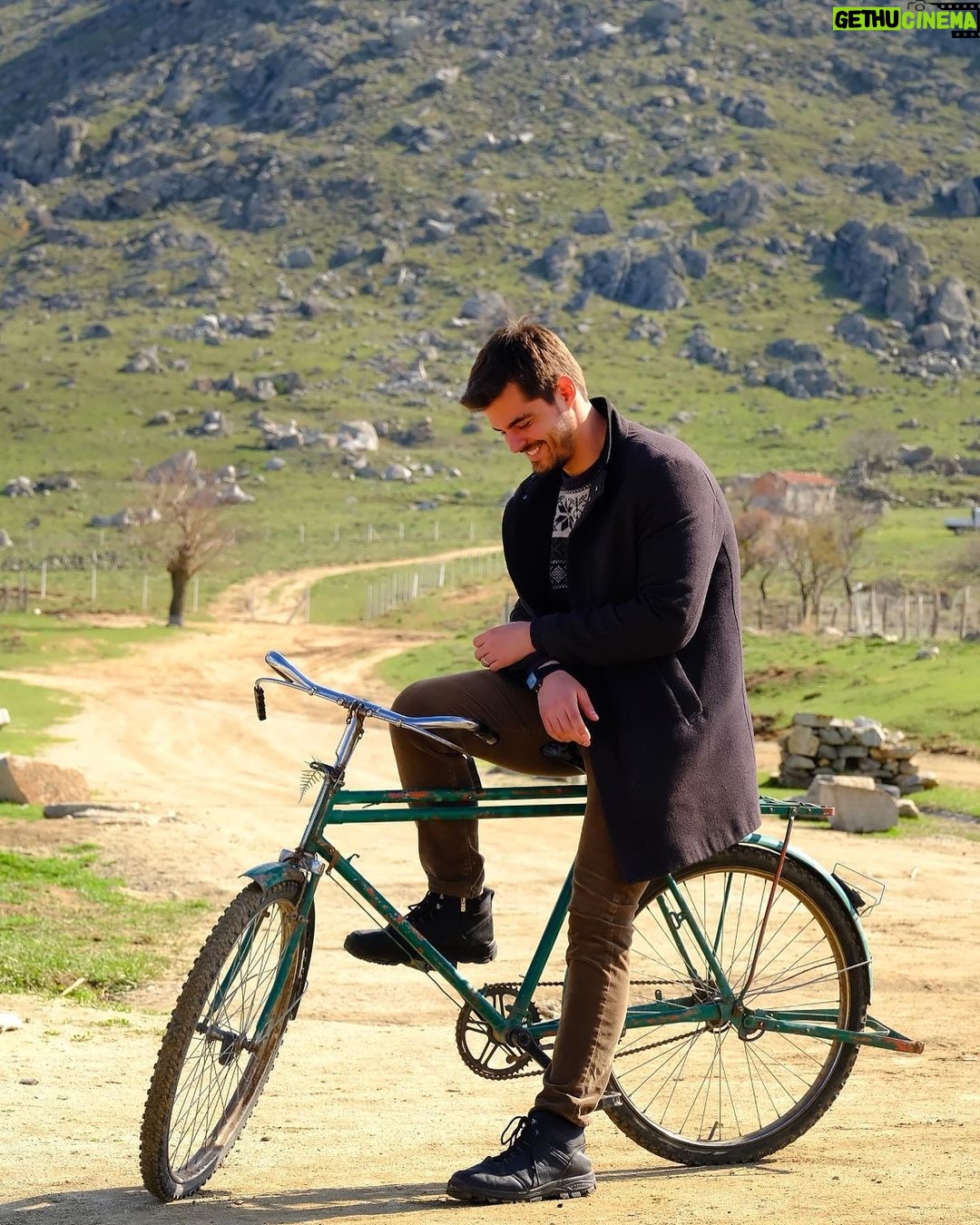 Berk Atan Instagram - Arkada Gönül Dağımız, altımızda emekteramız, aklımızda tatil… 😁