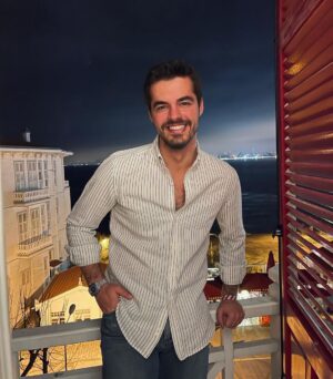 Berk Atan Instagram - 2022 sen bizi böyle gülümset gerisini biz hallederiz 🥳