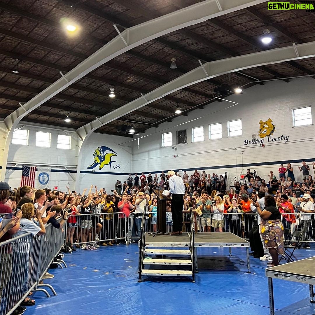 Bernie Sanders Instagram - THANK YOU, NASHVILLE! Let’s go forward together and end the injustice of starvation wages across this country.