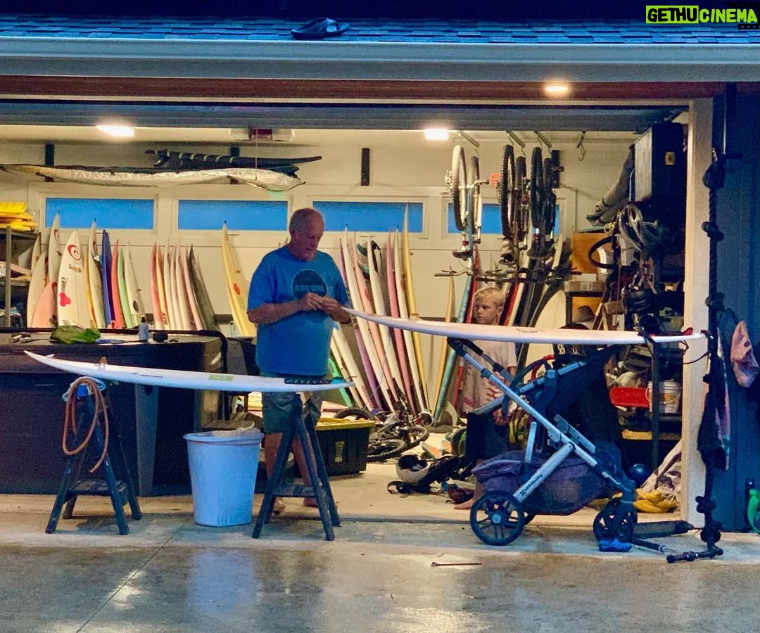 Bethany Hamilton Instagram - My dad still helping me with putting handles on my surfboards… Thanks dad!!! 🤗 I used my handle to duck dive about 30-50% of the time and I mainly used it when it’s really turbulent underwater to prevent me getting hit in the face with my board. I’m really adaptive with duck diving in a few different ways! 😄🏄🏼♀️🤙🏽