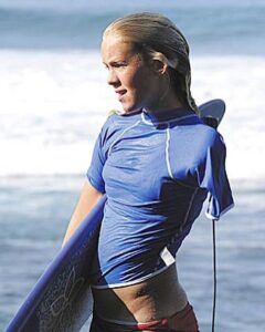 Bethany Hamilton Instagram - Two weeks before I lost my arm, I remember praying with my mom for my life to have purpose. I wanted my life to honor God. Since then, God brought me on a journey of learning to push through some of the hardest challenges and accomplish some crazy fun things! He used this wild and devastating experience to give me a neat platform to share my story and be a reminder that we all can overcome. I really cherish being an encouragement to so many people, but especially for teenage girls in particular because I remember how hard it was for me - and that was before technology and social media has blown up in the way that it has! When times became rough, and especially when I lost my arm, I was able to lean on my mom who encouraged me to trust in the Lord. It is this incredible relationship with my mom and my hope to equip the younger generation with skills to make positive life choices that inspired my @ohanaexperiences Mother Daughter 90-day mentorship program. I believe that one of God’s greatest gifts to us is our mom as a mentor in our lives. My hope is that when the daughters are going through something hard, they can openly trust their mom and confide in them. The ’Ohana Program is an opportunity to be personally mentored by me and to learn from incredible experts on essential topics geared towards strengthening girls, moms, and the mother-daughter bond. You also make sweet friendships with other moms and girls, grow in your faith, spend 4 days with me in Hawaii, and have a TON of fun! I would love to join more mothers and daughters out there in strengthening their relationship and life overall. There’s just a few spots left in my January to Spring program and this is the ONLY ‘Ohana program my team will be doing in 2023. Link in bio to learn more and claim one of the last remaining spots! #BHOhanaExperience #OhanaExperiences