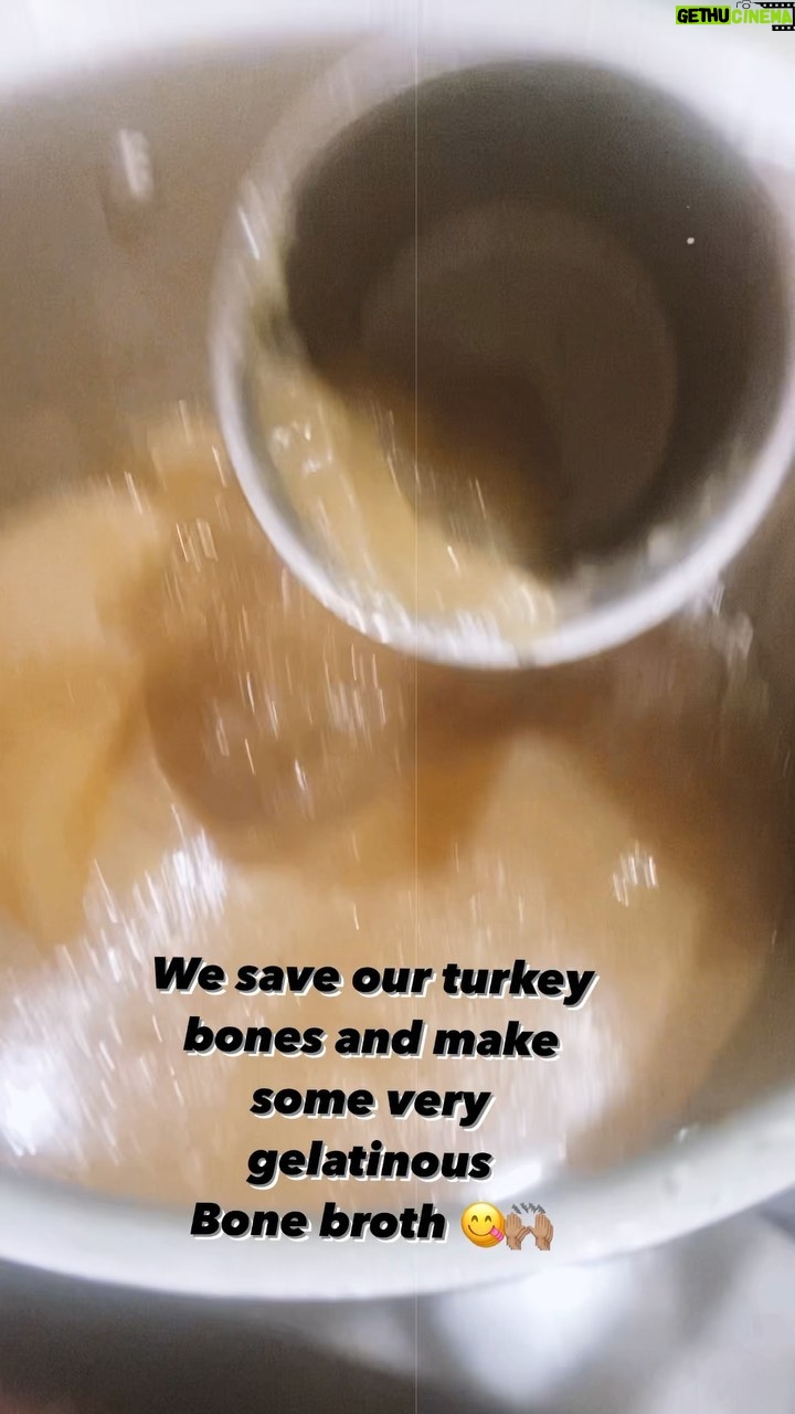 Bethany Hamilton Instagram - Turkey bone broth at its finest! Thanksgiving tradition 🙌🏽