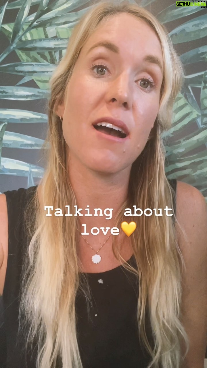 Bethany Hamilton Instagram - How often our modern version of “Love” looks nothing like this… True love is not self serving, jealous, and it doesn’t just fade away… It endures and it’s faithful!!! 💛💛💛 As hard as it may be…love well friends! Verse from 1st Corinthians ✨