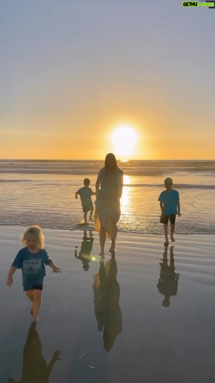 Bethany Hamilton Instagram - Thinking on this last year and the many blessings and incredible highlights we’ve had! We’ve also had our share of challenges and growing and we trust that Gods hand is with us through it all. 2023 will forever be one of my favorite years because our daughter was born and we celebrated our 10th anniversary!!! 🥰❤️🙌🏾 Wait for the Lord; be strong, and let your heart take courage; wait for the Lord! Psalm 27:14 💛