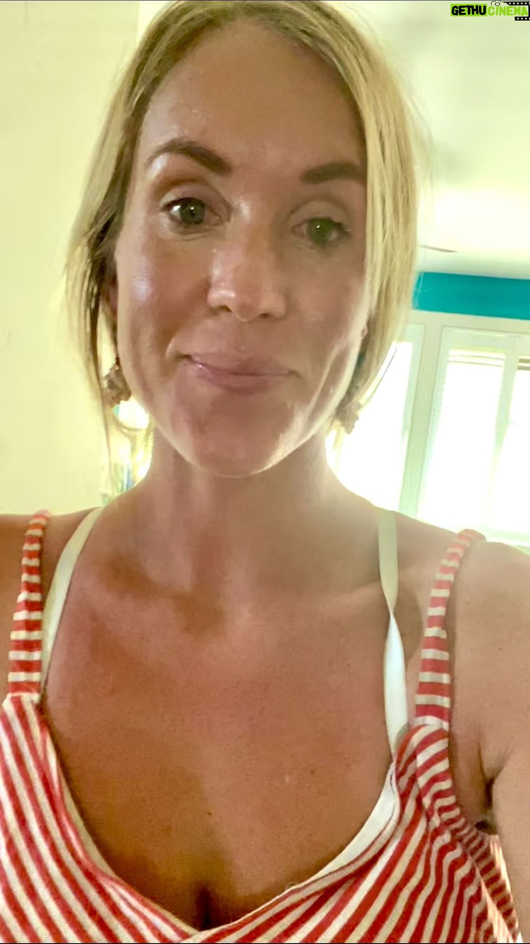 Bethany Hamilton Instagram - I’m honored to encourage young women and yet now being a mom myself, I realize that moms often need encouragement too. I really believe that my teenage years, even with the difficulties I faced, were some of the best years of my life as far as decision-making. And during that season of my life, my mom was right by my side to guide me. She taught me early on that living a life of Faith doesn’t mean perfect circumstances, but that God would be with me through all of life’s storms. I want young girls everywhere to experience this incredible relationship! And for every mom to experience it too! This is my heart behind the @ohanaexperiences – to help build a godly connection between mothers and daughters that will last for the rest of their lives. If you’re interested in joining my 90-day mentorship program for moms and daughters with a 3-night Hawaiian retreat with me, link in bio to learn more! #BHOhanaExperience #OhanaExperiences