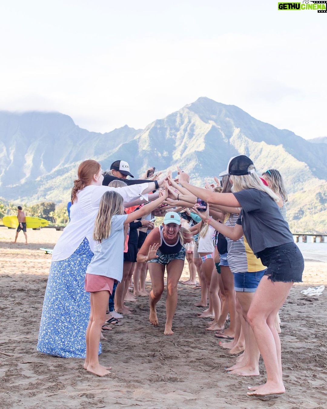 Bethany Hamilton Instagram - We had a blast at the ‘Ohana Experiences Surf Day with @BethanyHamilton in beautiful Hanalei Bay, Hawaii! 🌴 These mamas and daughters are part of our 12-week ‘Ohana Journey, and it was so fun to be all together with our toes in the sand after getting so close over the last 10 weeks. 🌺 The All Inclusive Hawaiian Retreats start tonight, stay tuned to follow the action! If you want to learn more, click the link in bio!! 🌴