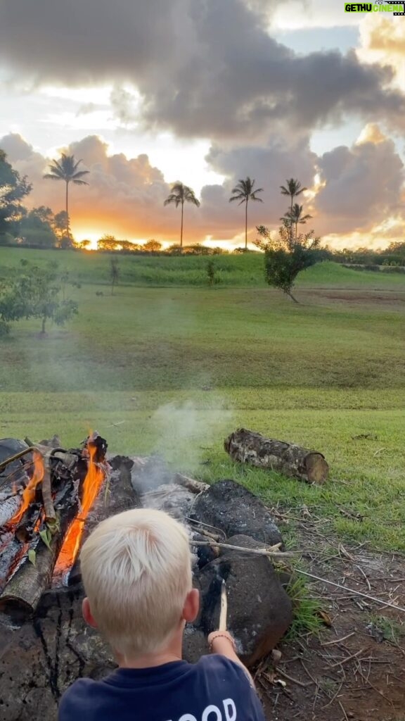 Bethany Hamilton Instagram - Nothing like a summer bonfire! 🔥 #ad Enjoying summer while we can by roasting hotdogs outdoors! We top ours with Primal Kitchen Organic Unsweetened Ketchup because it is has no added sugar! Try Primal Kitchen for yourself by using my code BETHANYSFAVORITES to get 20% off your purchase of $40 or more! #bethanystylehealth #primalkitchen #biggerbite #yourbunsdeservebetter @primalkitchenfoods
