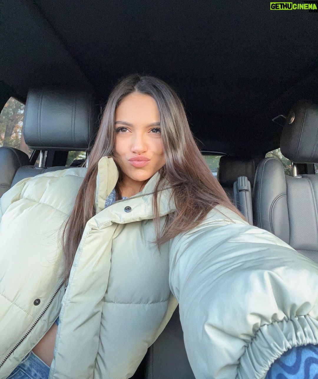 Bethany Mota Instagram - wearing a puffer to pretend it’s winter in la ❄️ Los Angeles, California