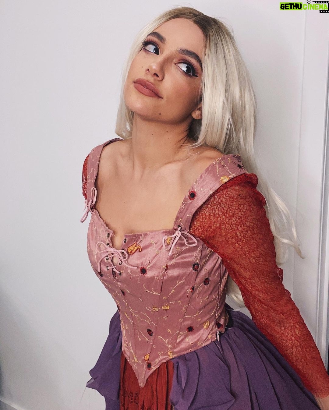 Bethany Mota Instagram - Living out my dream of being a Sanderson sister ๐ฎ๐๐งช๐งโโ๏ธ