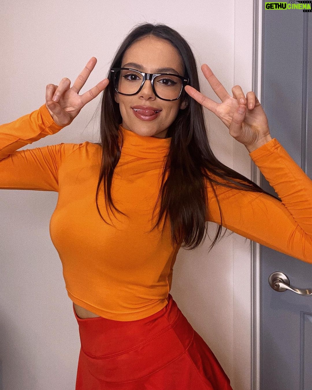 Bethany Mota Instagram - Scooby dooby doo 🔎
