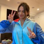 Bethany Mota Instagram - issa dump •••what’s ur fave song rn? 🎶 adding to my playlist! •••