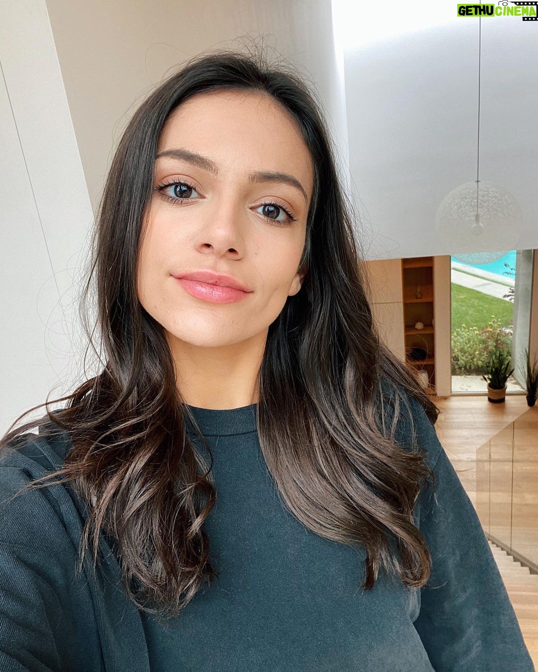 Bethany Mota - 109.8K Likes - quarantine has consisted of me dressing up to go to my living room and becoming a pro at finding the best selfie windows ๐คท๐ปโโ๏ธ how are you all doing? sending everyone love โค๏ธ