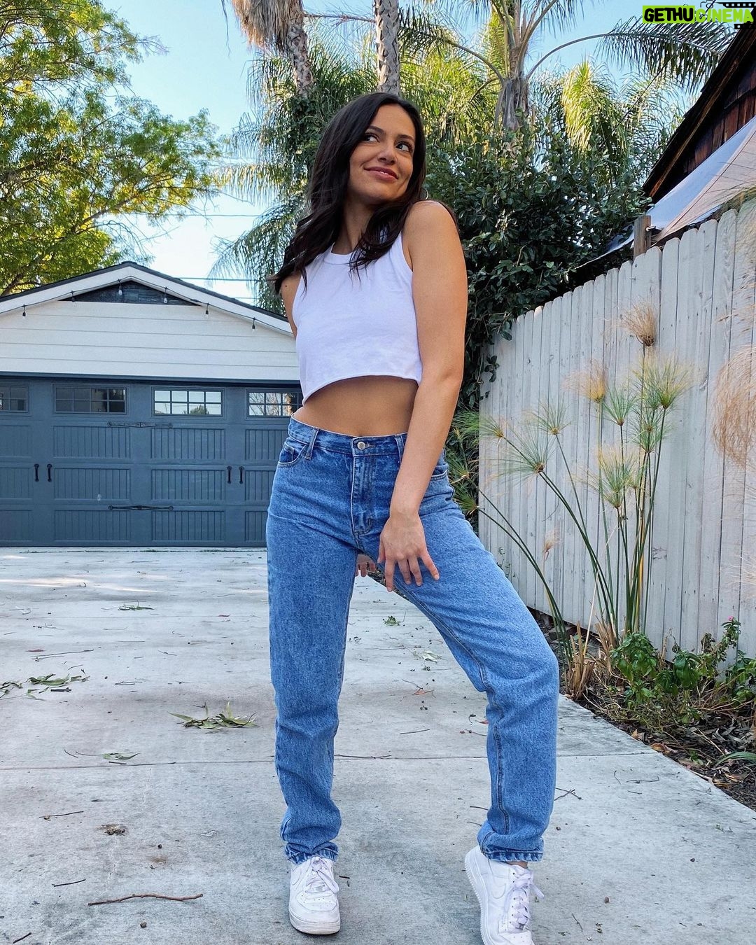 Bethany Mota Instagram - when picking a wedgie also works as an instagram pose ✌🏻💕 #justgirlythings