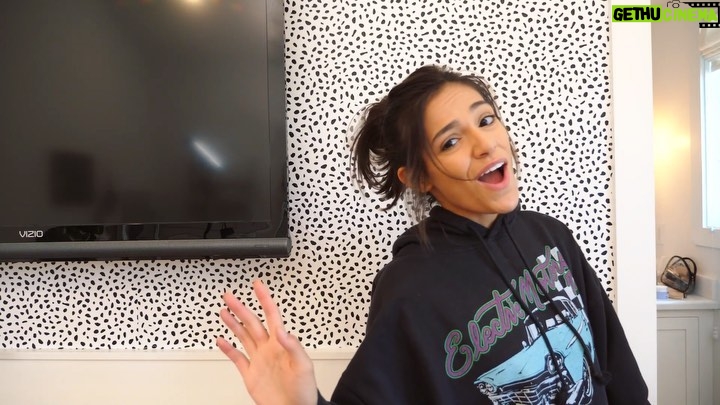 Bethany Mota Instagram - I posted a new video! Watch me attempt to give my room an EXTREME MAKEOVER. It gets a lil overwhelming.. link in my bio! βΊοΈπππ»